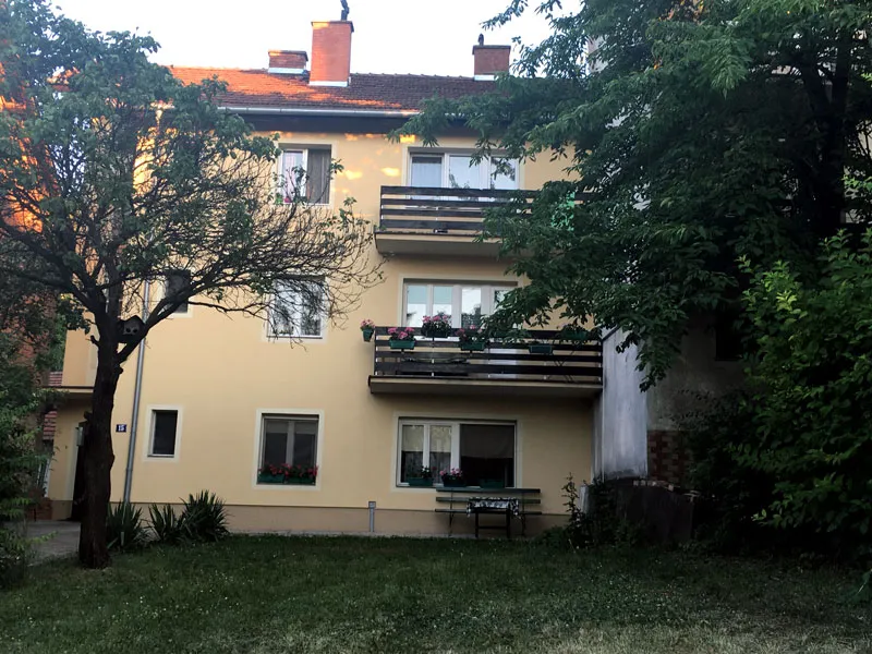 zgrada apartmana i terasa na prvom spratu