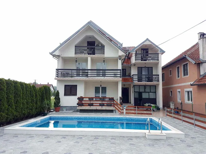 Bazen u apartmanima Rada